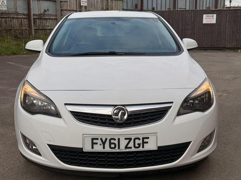 Second-hand Vauxhall Astra SRi 165 CP (121 kW) 2011 Alb Hatchback