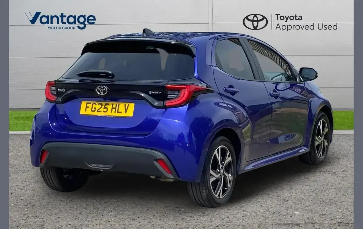 Used Toyota Yaris Design 113 HP (83 kW) 2025 Blue Hatchback