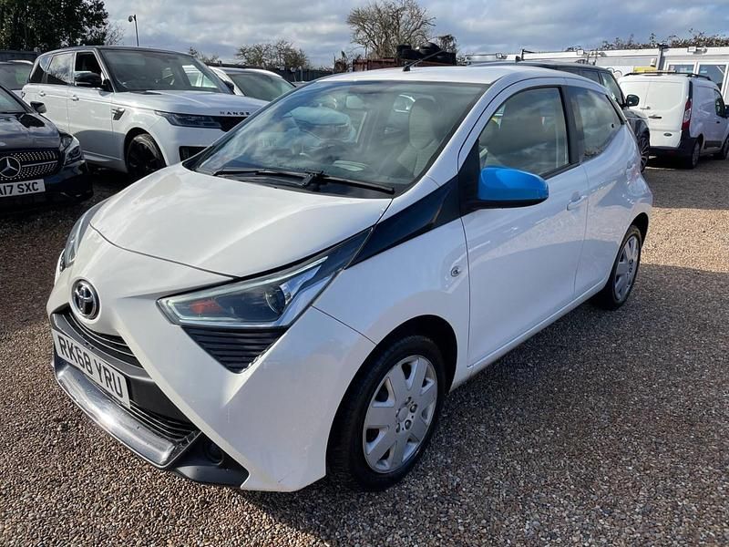 Used Toyota Aygo X-play 2018 White Hatchback