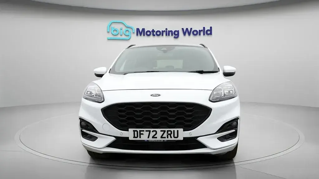 Usado Ford Kuga ST-Line X 190 HP (139 kW) 2023 Branco SUV