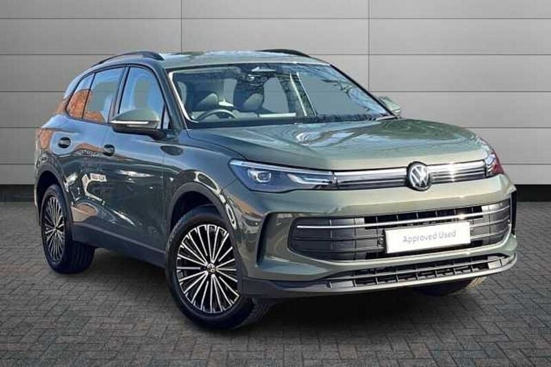 Cipressino green Used 2024 VW Tiguan Life SUV | £25,995 (Super price) - Image 1/4