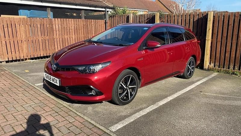 Used Toyota Auris Design 136 HP (100 kW) 2018 Red Estate