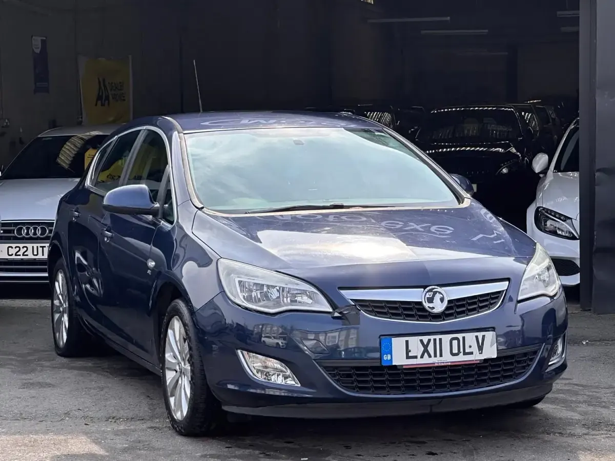 Second-hand Vauxhall Astra 115 CP (84 kW) 2011 Albastru Hatchback