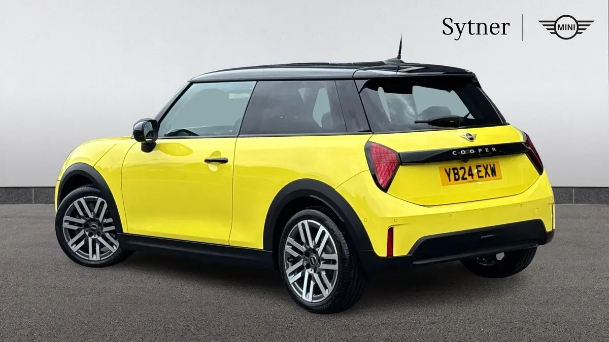 Used Mini Cooper Hatch 154 HP (113 kW) 2024 Yellow Hatchback