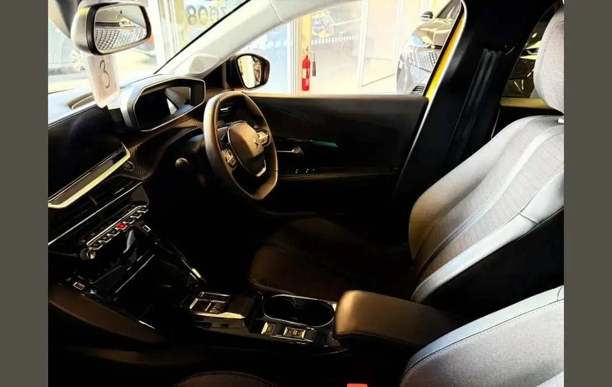 Used Peugeot e-208 Allure Premium 100 kW (136 HP) 2022 Yellow Hatchback