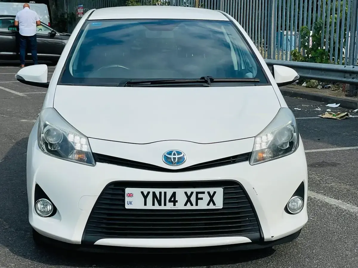 Used Toyota Yaris Plus 100 HP (73 kW) 2014 White Hatchback