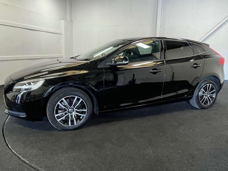 Used Volvo V40 Momentum 122 HP (89 kW) 2019 Black Hatchback