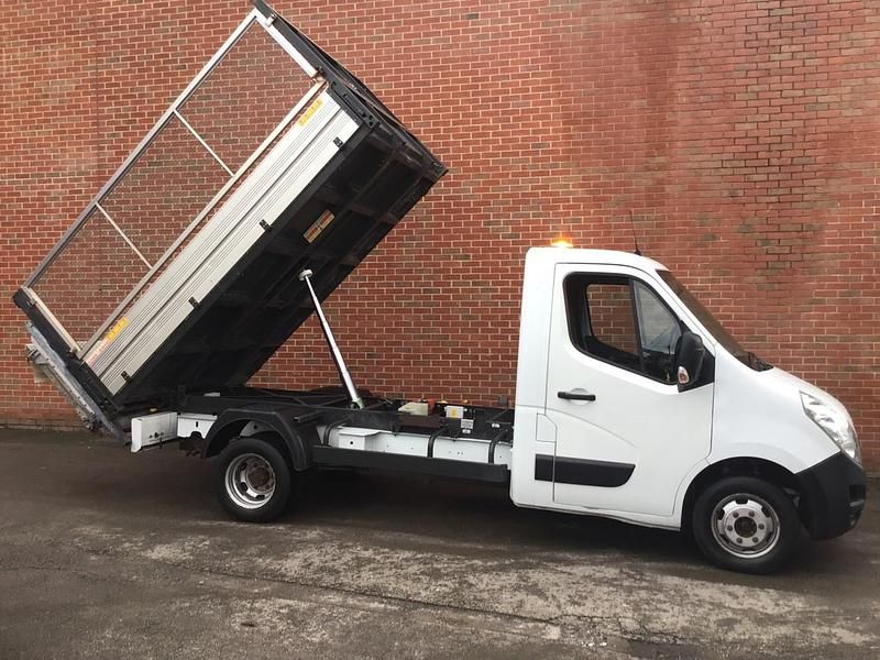 Used Vauxhall Movano 125 HP (91 kW) 2016 White MPV