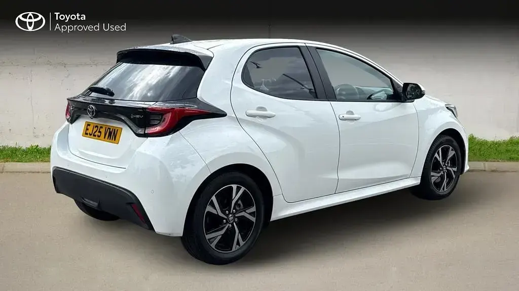 Used Toyota Yaris Design 2025 White Hatchback