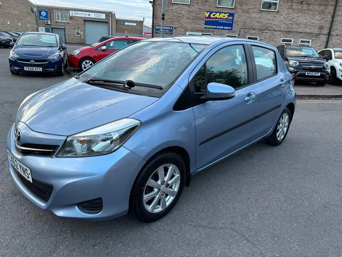 Used Toyota Yaris 99 HP (72 kW) 2012 Blue Hatchback