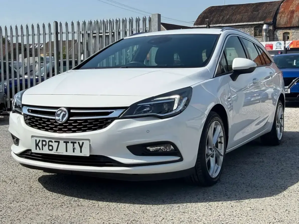 Used Vauxhall Astra SRi 136 HP (100 kW) 2017 White Estate