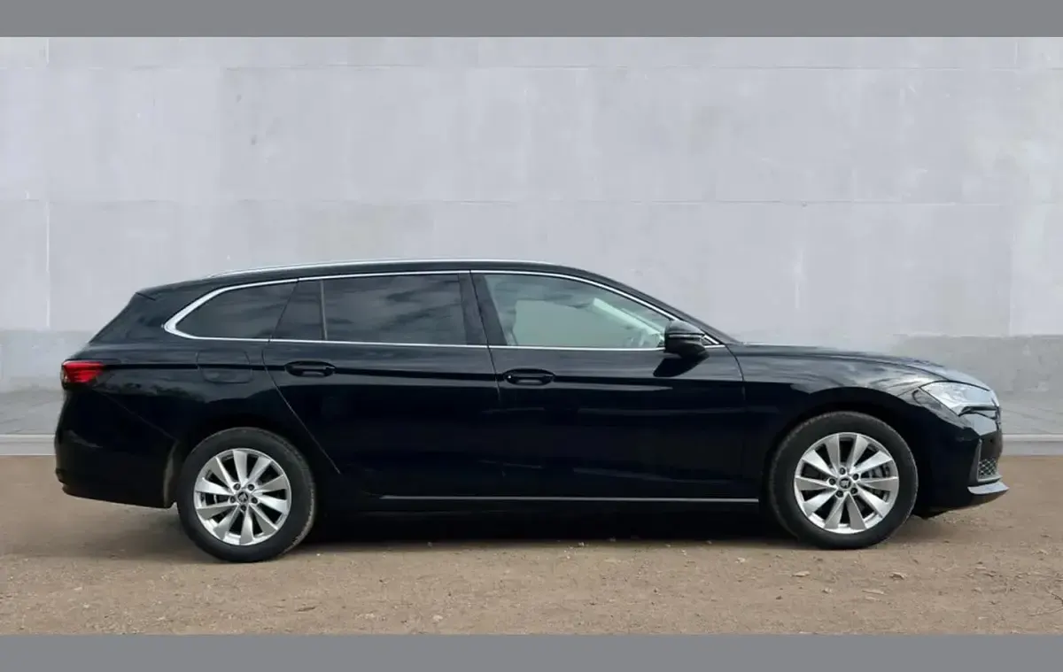 Used Skoda Superb SE Technology 200 HP (147 kW) 2025 Black Estate