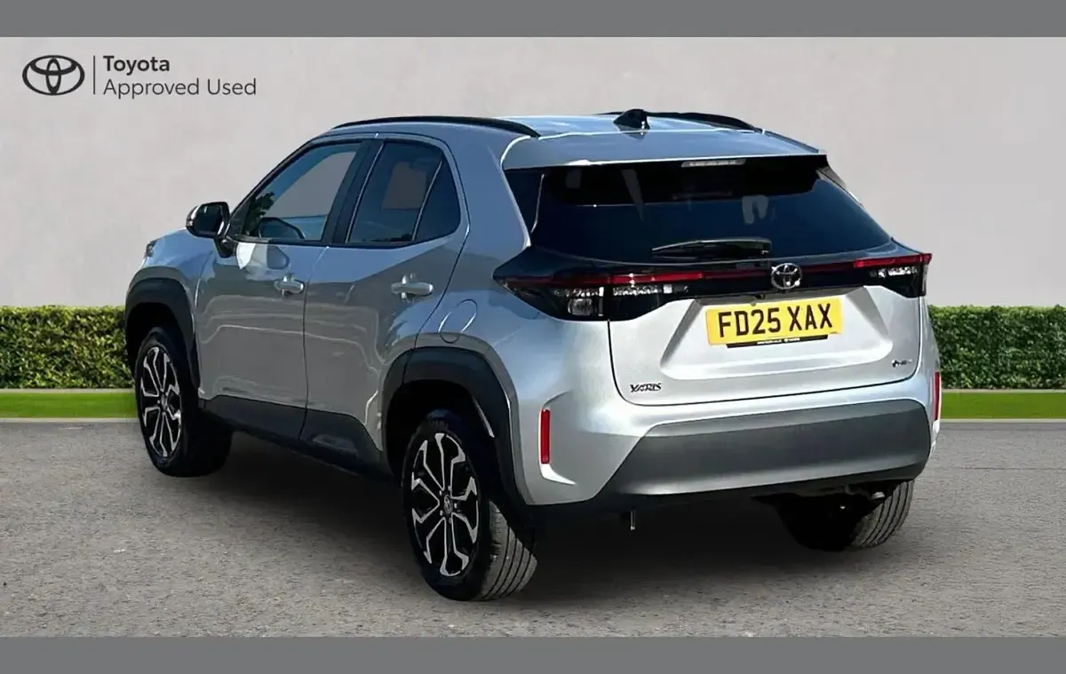 Used Toyota Yaris Cross Design 113 HP (83 kW) 2025 Silver SUV