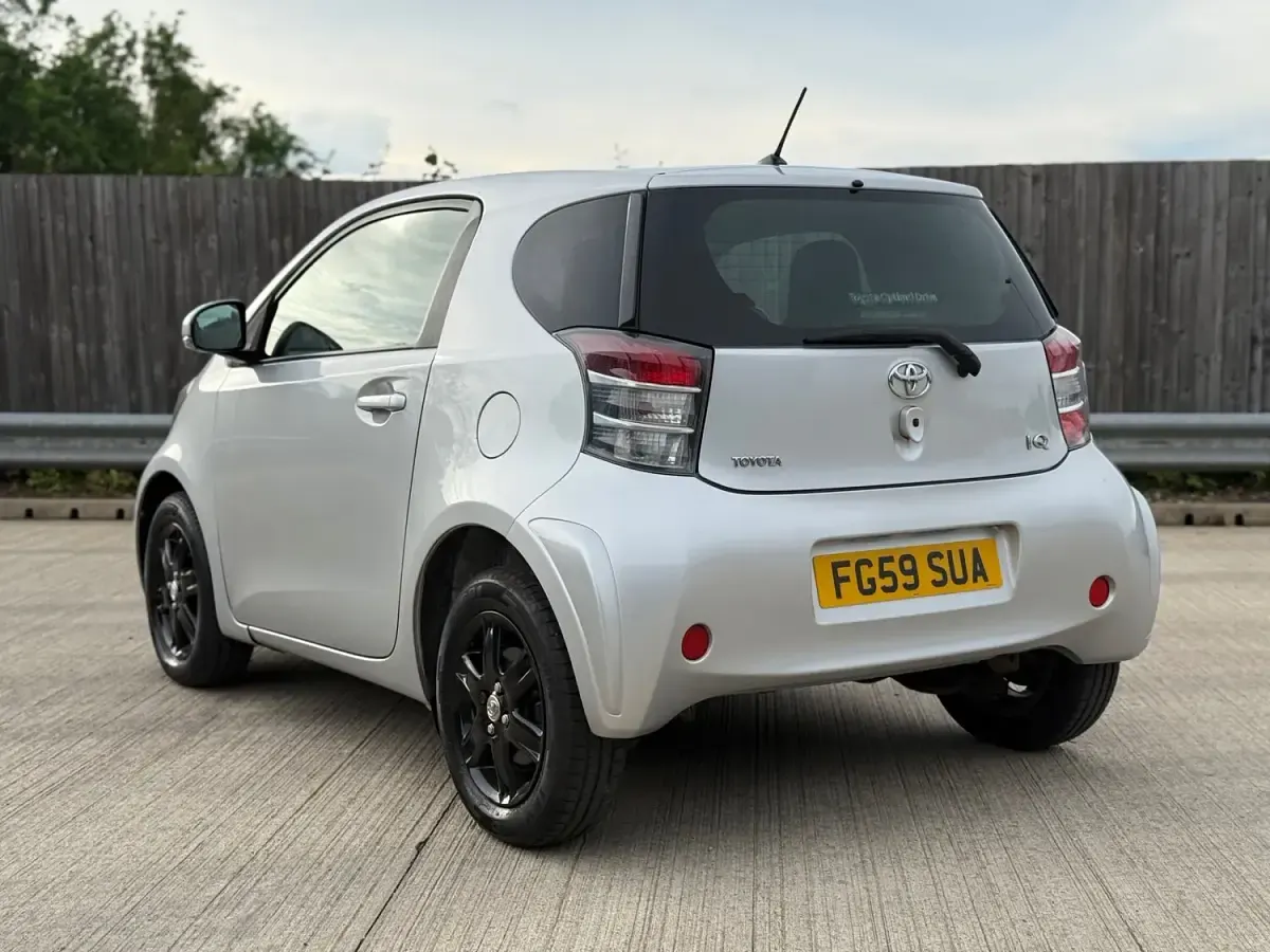Used Toyota iQ 68 HP (50 kW) 2009 Silver Hatchback