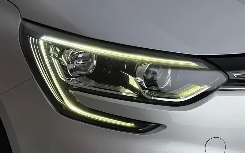 Used Renault Mégane IV Dynamique 131 HP (96 kW) 2018 Silver Hatchback