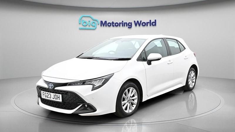 Used Toyota Corolla 140 HP (102 kW) 2023 White Hatchback