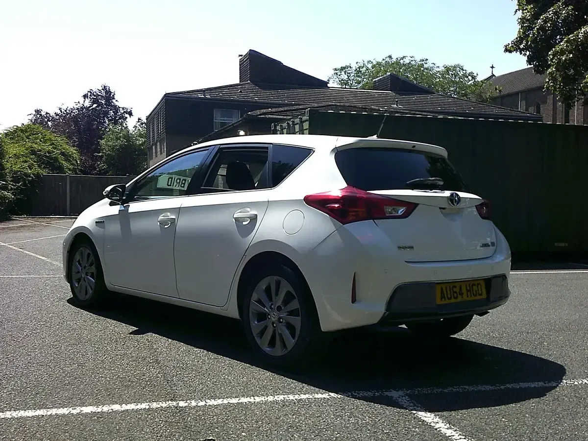 Used Toyota Auris Hybrid 136 HP (100 kW) 2014 White Hatchback