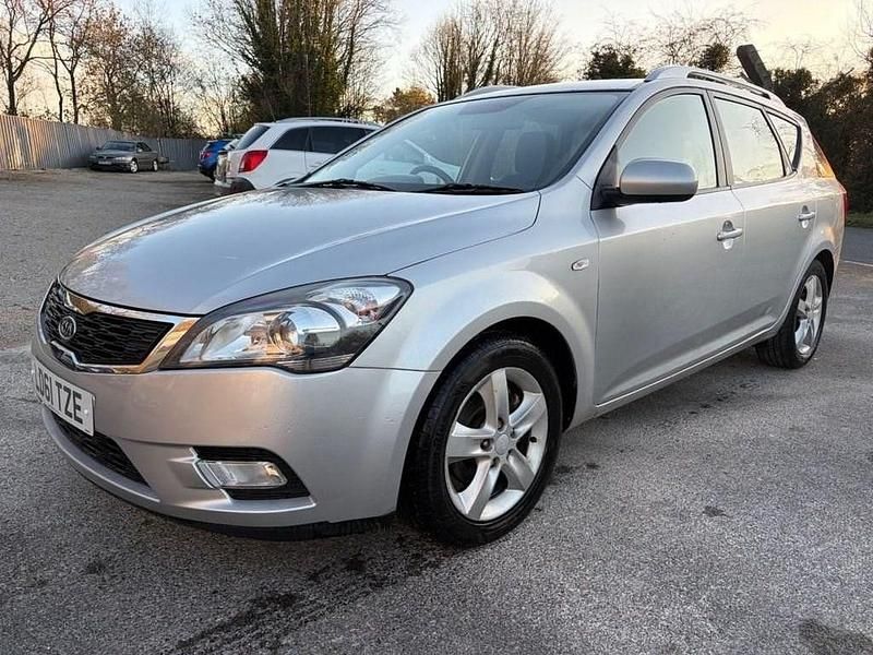 Begagnad Kia Ceed 2011 Silver Halvkombi