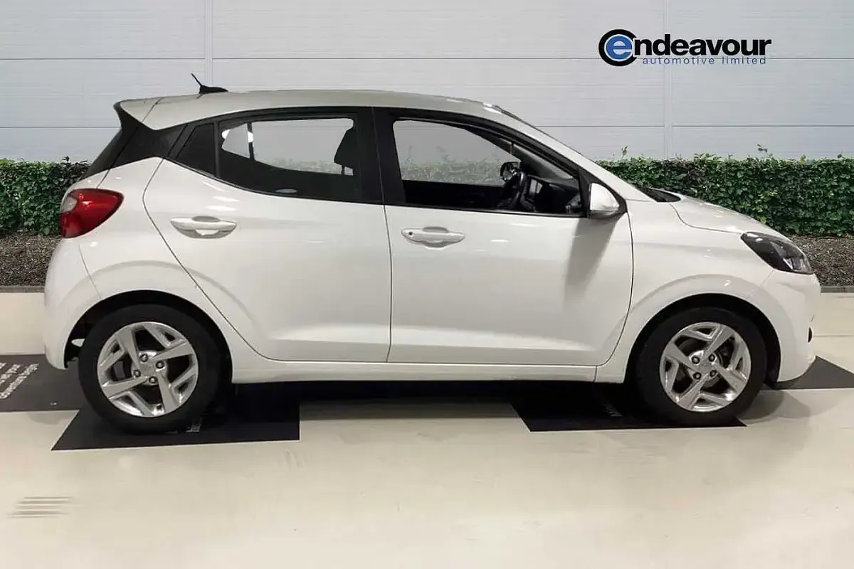 Used Hyundai i10 SE 67 HP (49 kW) 2022 White Hatchback