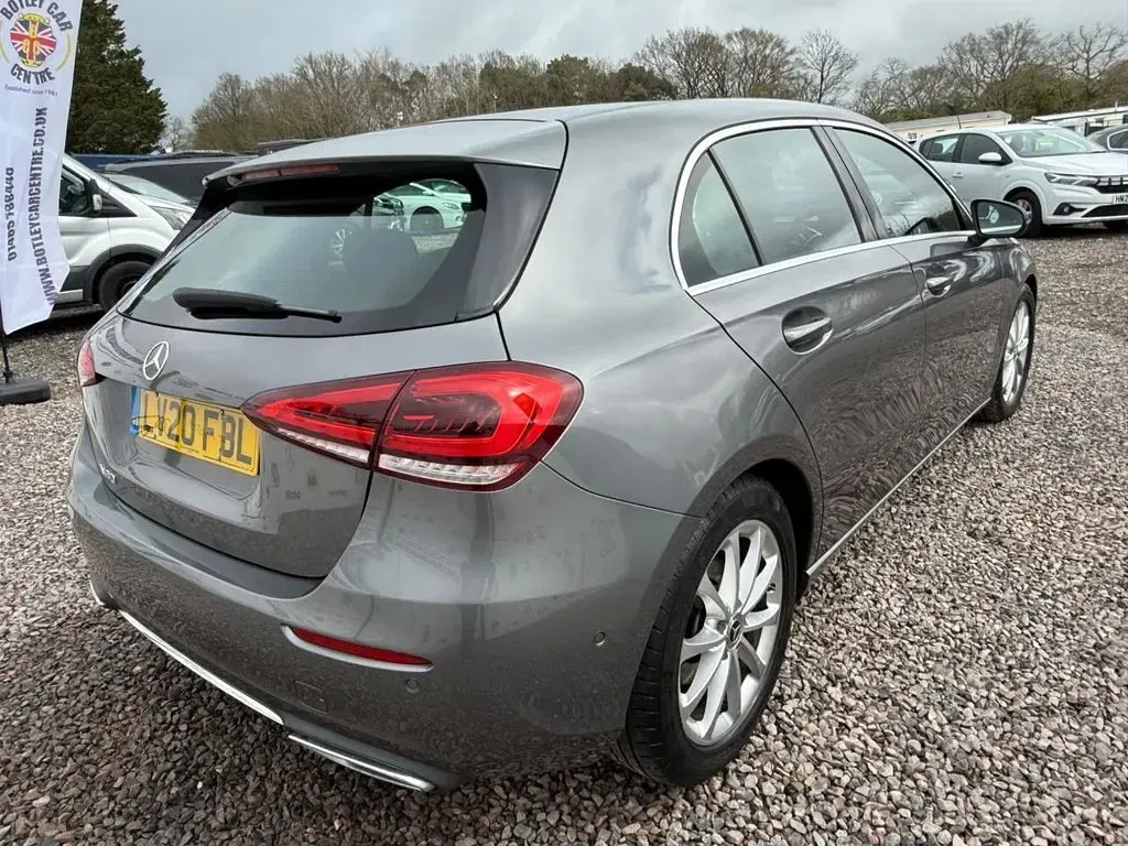 Begagnad Mercedes A180 Executive 136 HK (100 kW) 2020 Grå Halvkombi