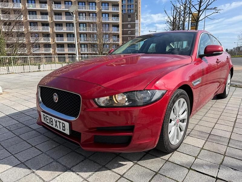 Usado Jaguar XE SE 163 HP (119 kW) 2018 Vermelho Sedan