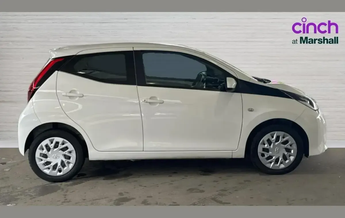Used Toyota Aygo X-play 72 HP (52 kW) 2019 White Hatchback