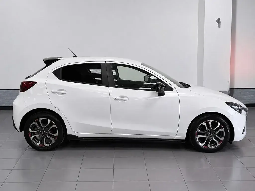 Used Mazda 2 Inclusive 90 HP (66 kW) 2016 White Hatchback