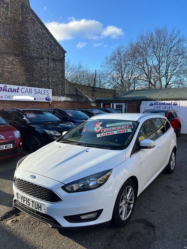 Used Ford Focus Zetec 120 HP (88 kW) 2015 White Estate