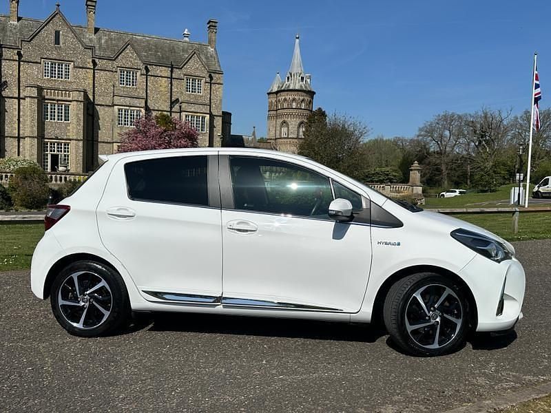 Second-hand Toyota Yaris Hybrid 100 CP (73 kW) 2019 Alb Hatchback