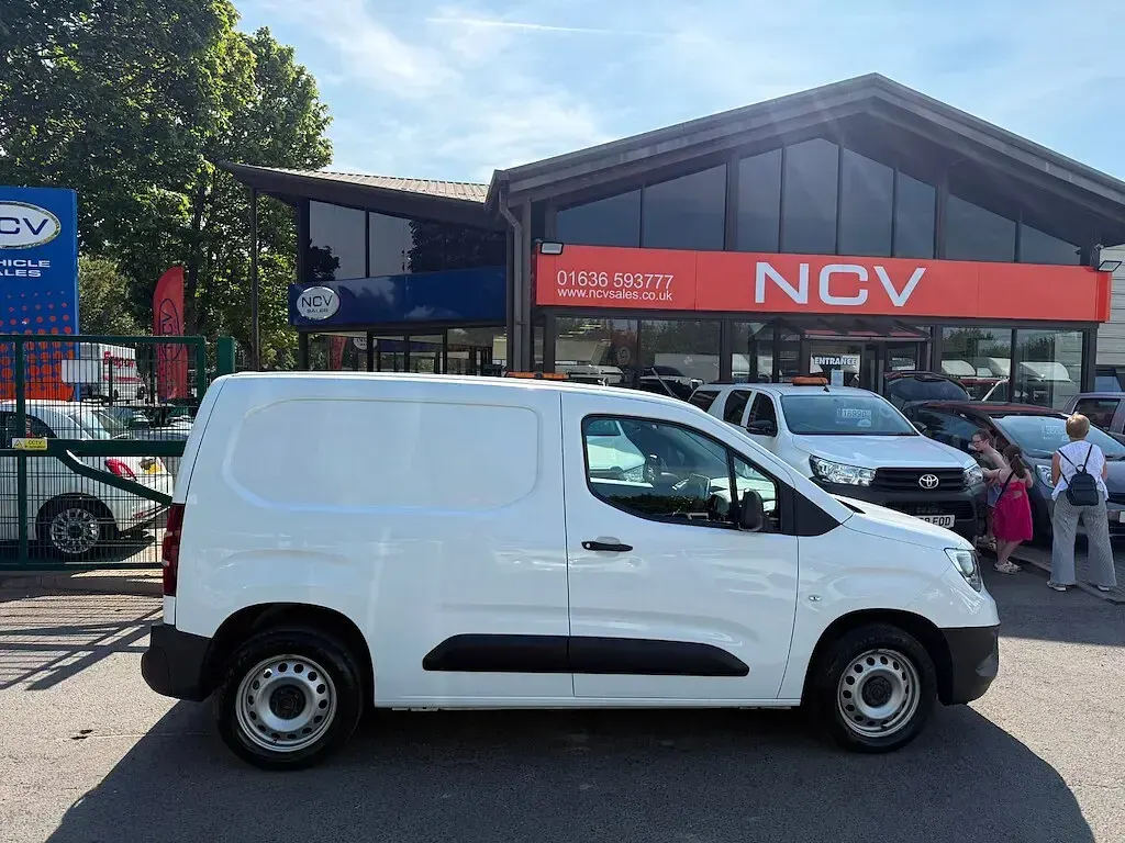 Used Vauxhall Combo 100 HP (73 kW) 2021 White MPV