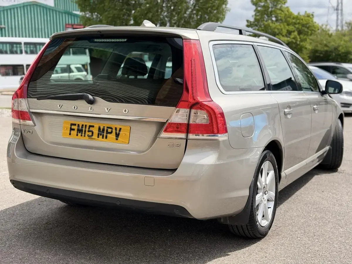 Used Volvo V70 SE 150 HP (110 kW) 2015 Gold Estate
