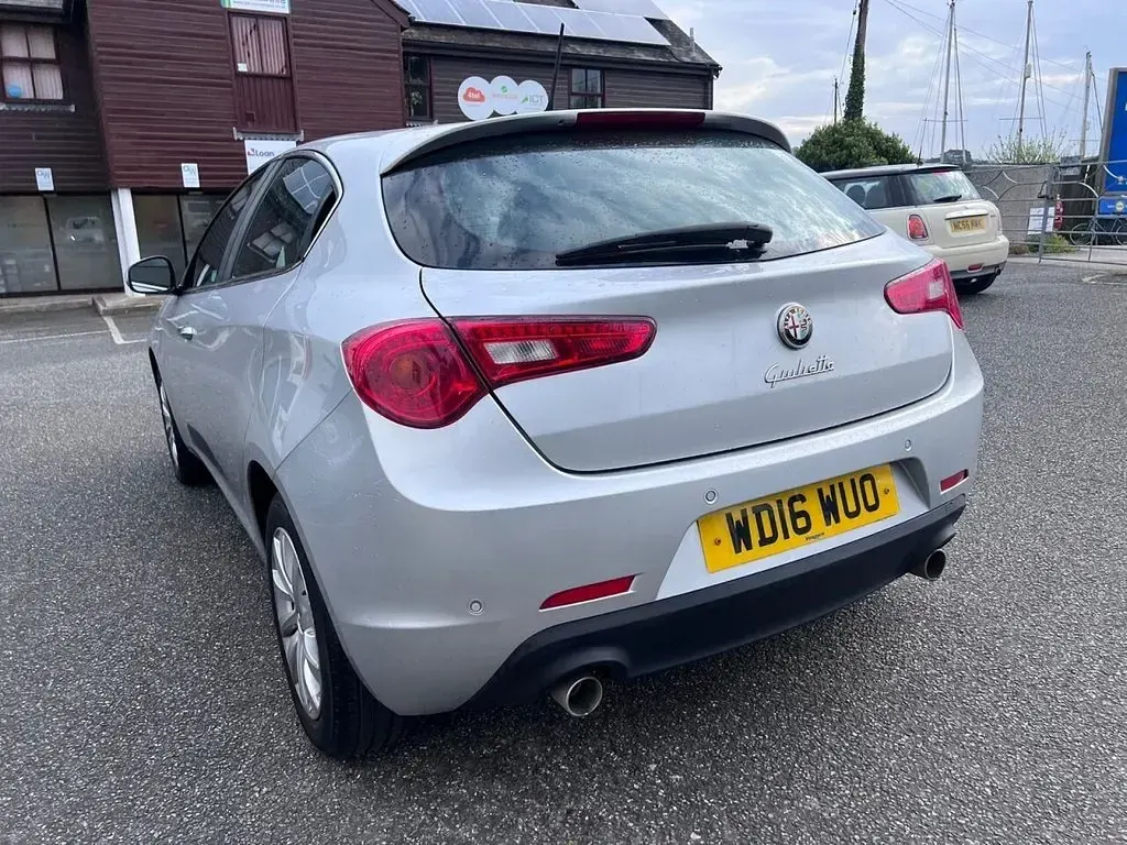 Begagnad Alfa Romeo Giulietta Distinctive 150 HK (110 kW) 2016 Grå Halvkombi