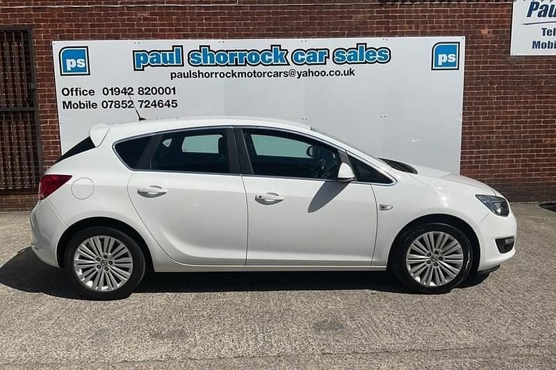 White Used 2015 Vauxhall Astra Excite Hatchback | £4,448 (Super price) - Image 1/1