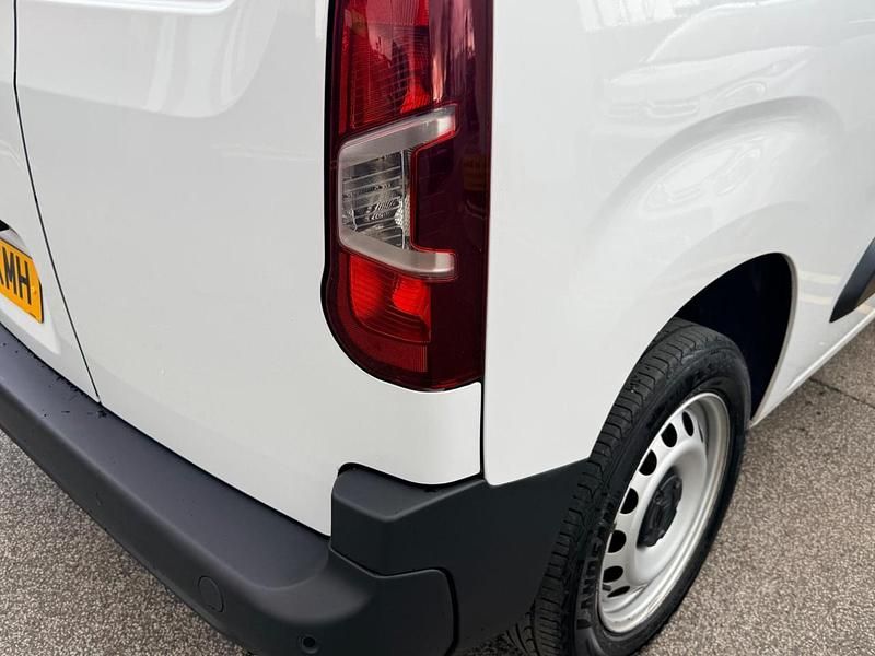 Used Citroën Berlingo 99 HP (72 kW) 2022 White MPV