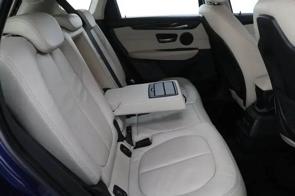 Begagnad BMW 220 Luxury Line 192 HK (141 kW) 2018 Blå Halvkombi