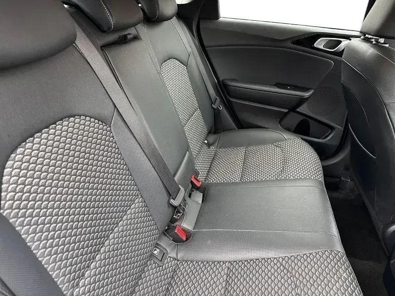 Używany Kia Ceed 138 KM (101 kW) 2023 Szary Hatchback
