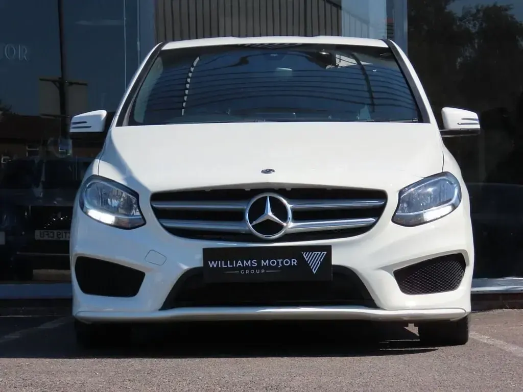 Usado Mercedes B180 AMG line 109 HP (80 kW) 2017 Branco Monovolume