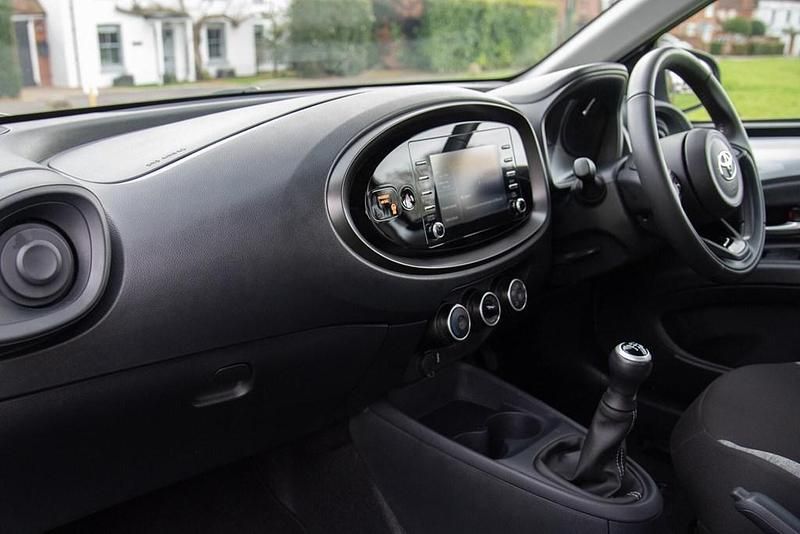 Usado Toyota Aygo X PURE 72 HP (52 kW) 2023 Prateado SUV