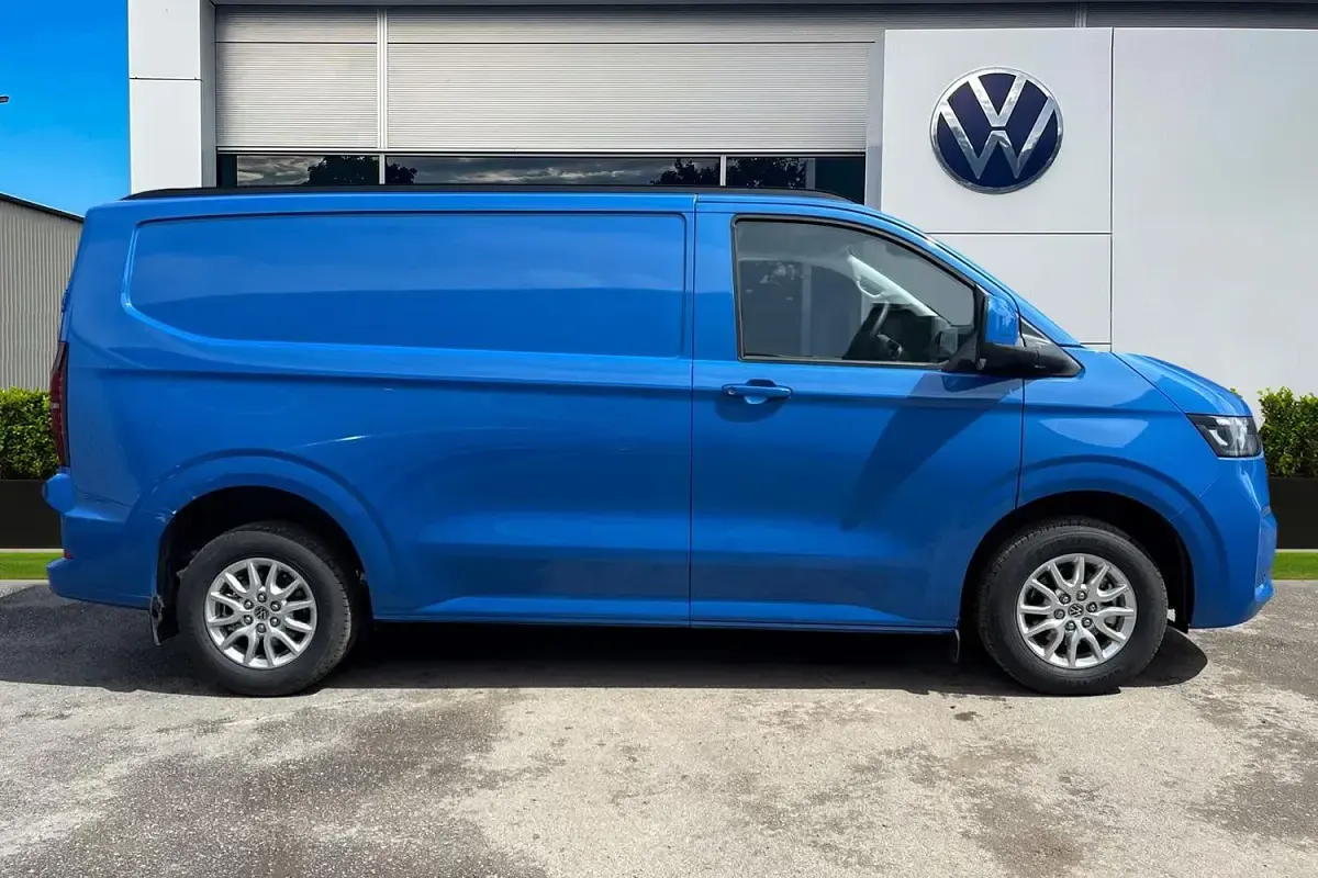 New VW Transporter Pro 148 HP (108 kW) 2025 Blue Van