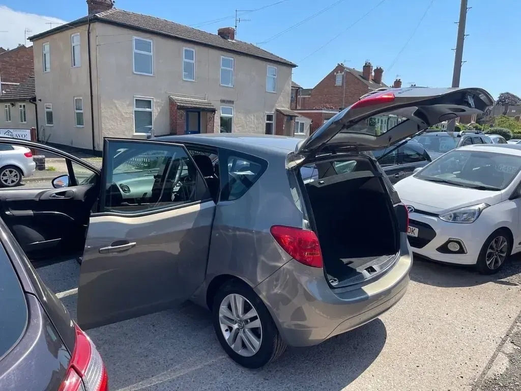 Used Vauxhall Meriva 100 HP (73 kW) 2015 Brown MPV