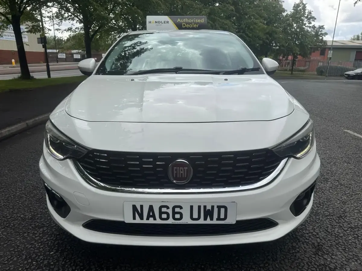 Used Fiat Tipo Lounge 120 HP (88 kW) 2016 White Hatchback