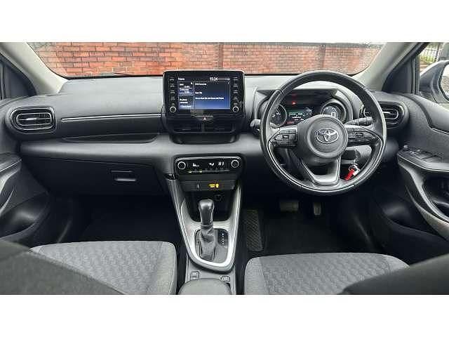 Used Toyota Yaris Hybrid Design 116 HP (85 kW) 2021 White Hatchback