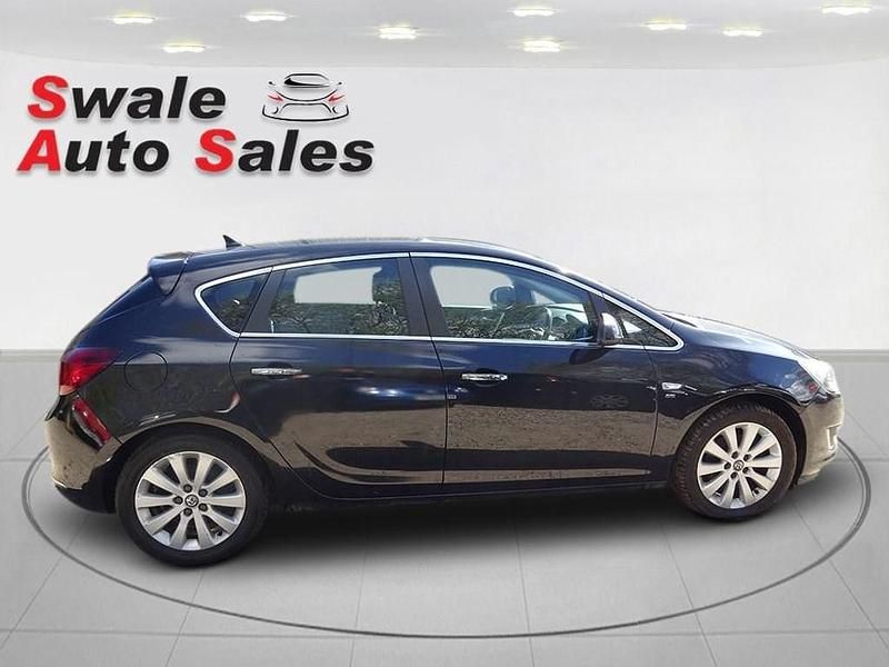 Second-hand Vauxhall Astra 165 CP (121 kW) 2012 Negru Hatchback