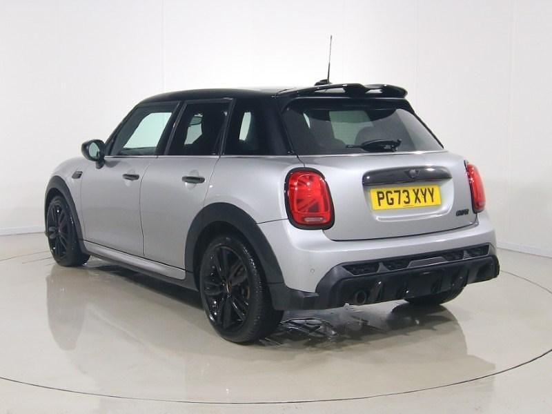Usado Mini Cooper Hatch 134 HP (98 kW) 2023 Prateado Citadino