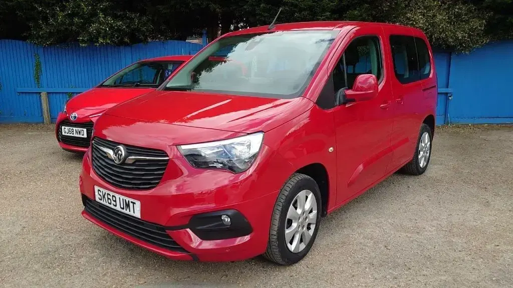 Second-hand Vauxhall Combo S 130 CP (95 kW) 2019 Roșu Monovolum
