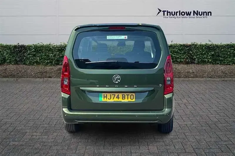 Używany Vauxhall Combo Design Edition 100 kW (136 KM) 2024 Zielony Minivan