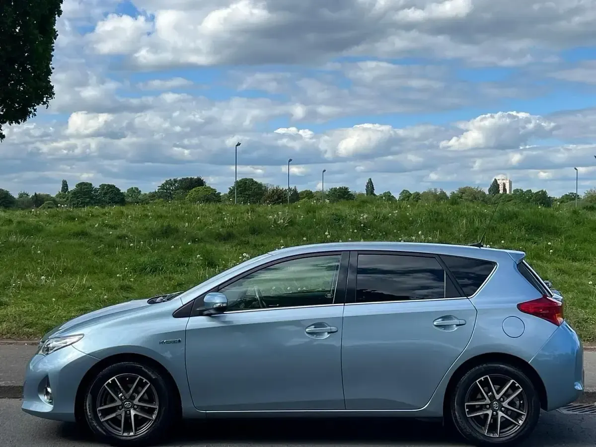 Used Toyota Auris Hybrid Plus 2015 Blue Hatchback