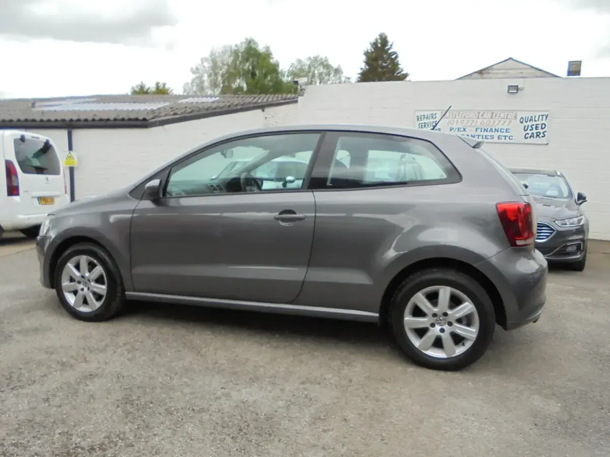Usado VW Polo SE 85 HP (62 kW) 2010 Cinzento Citadino