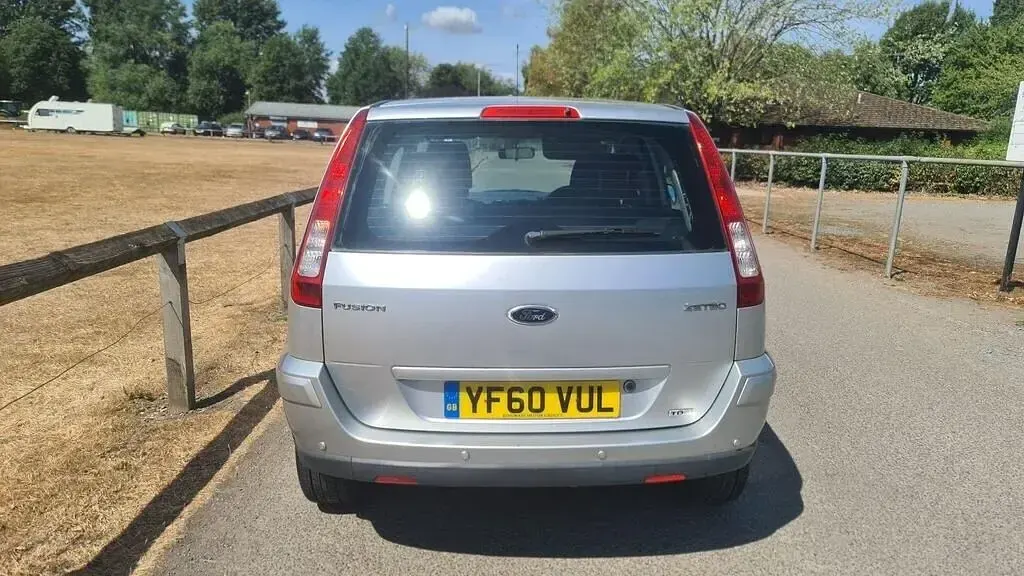 Used Ford Fusion Zetec 68 HP (50 kW) 2011 Silver Hatchback