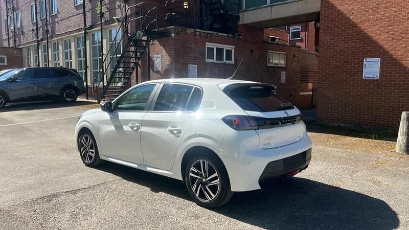 Used Peugeot 208 Active+ 74 HP (54 kW) 2023 White Hatchback